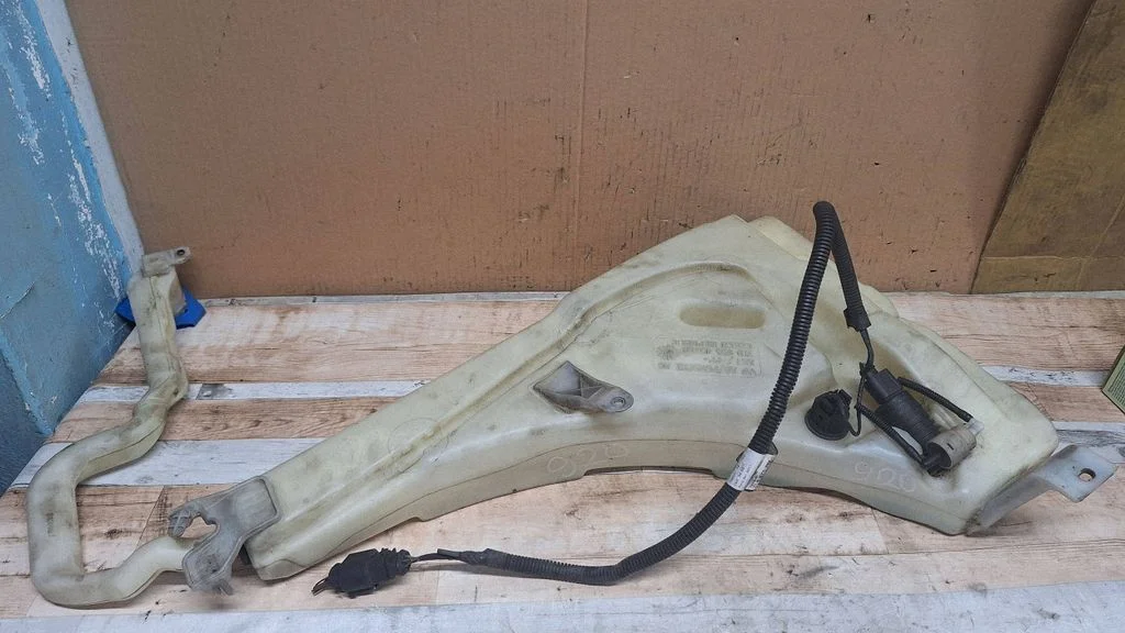 Windshield washer fluid reservoir/tank 7L0955453D