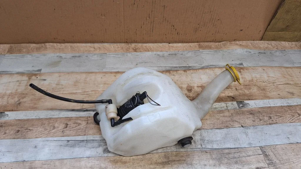 Windshield washer fluid reservoir/tank – Opel Meriva A (2003-2010)