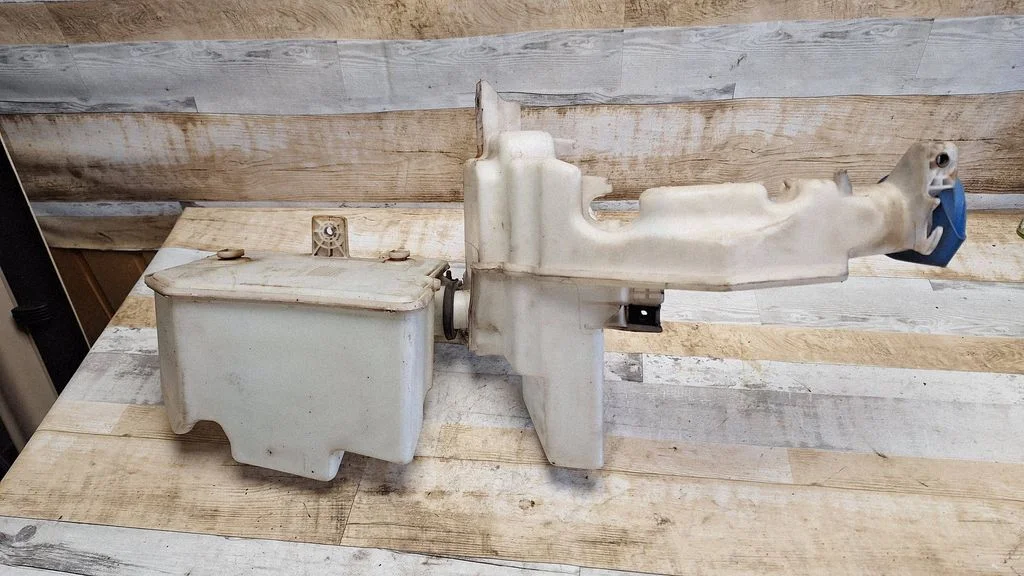 Logu mazgāšanas šķidruma tvertne 3C0955453D