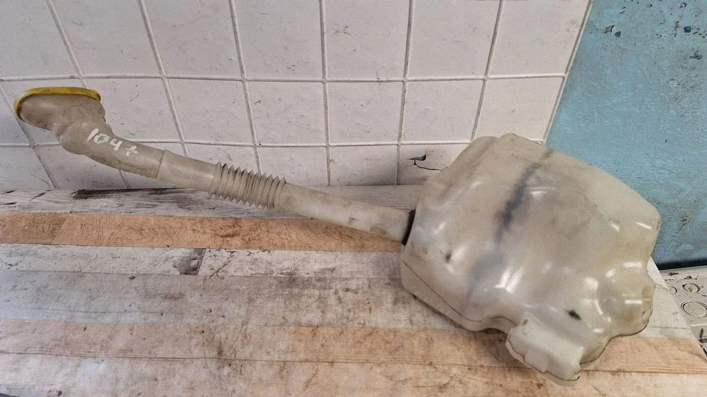 Windshield washer fluid reservoir/tank – Renault Scenic II - Grand scenic II (2003-2006)