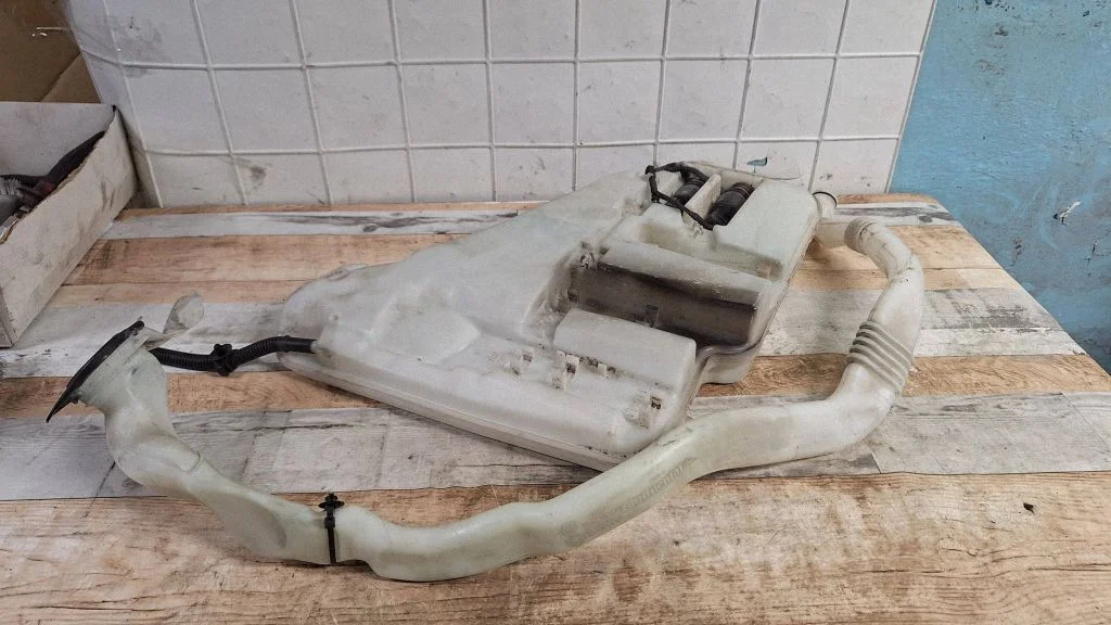 Windshield washer fluid reservoir/tank 7269664