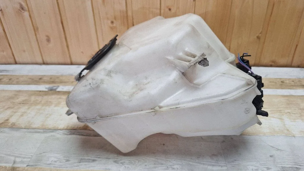 Windshield washer fluid reservoir/tank – Toyota Prius (NHW20) (2003-2009)
