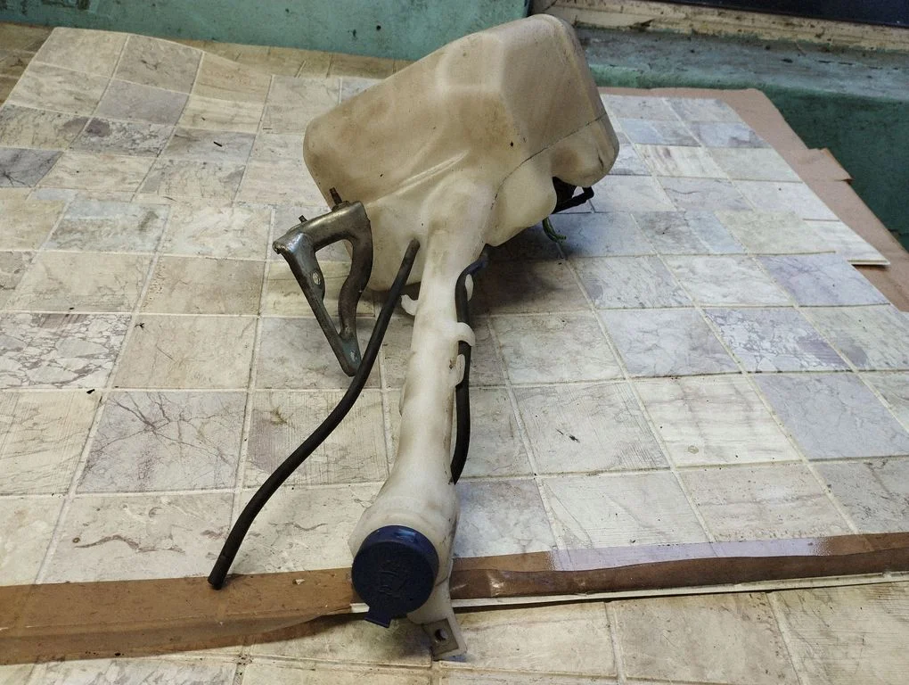 Logu mazgāšanas šķidruma tvertne B805