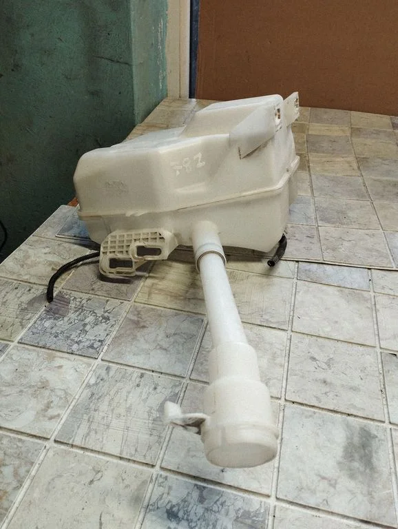 Windshield washer fluid reservoir/tank 84281462