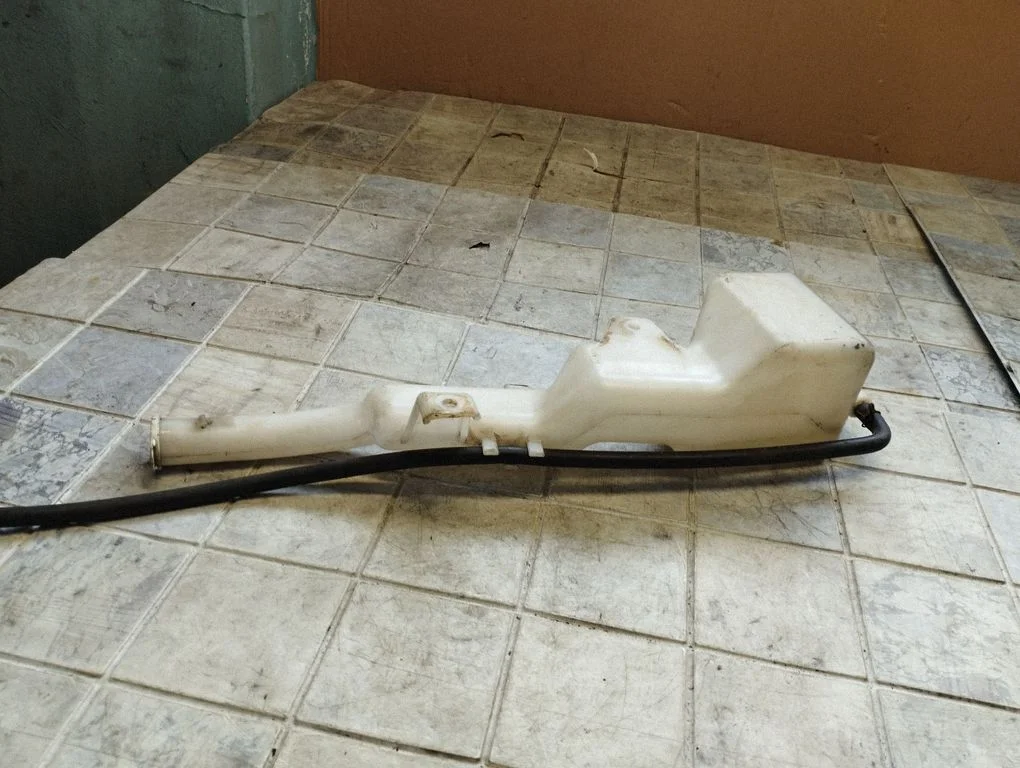 Windshield washer fluid reservoir/tank