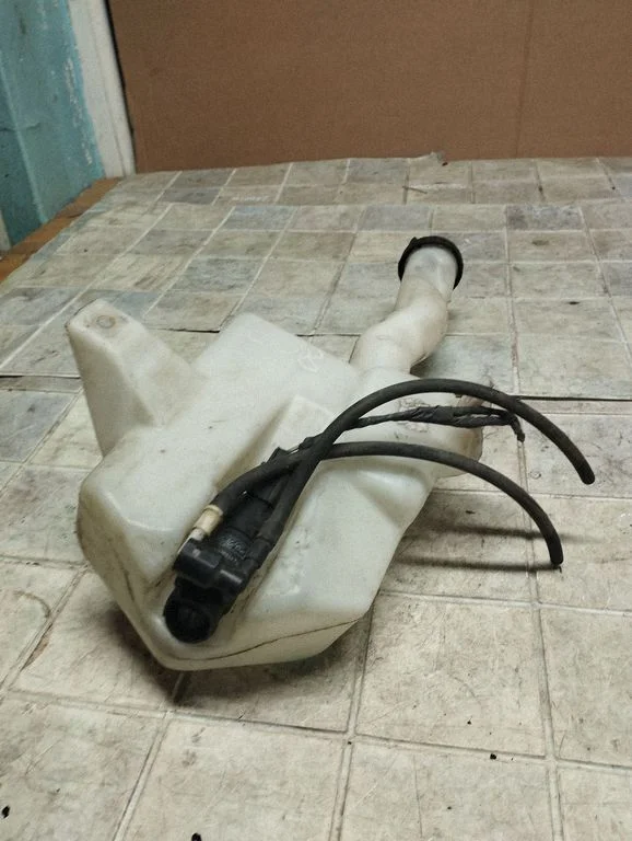 Windshield washer fluid reservoir/tank