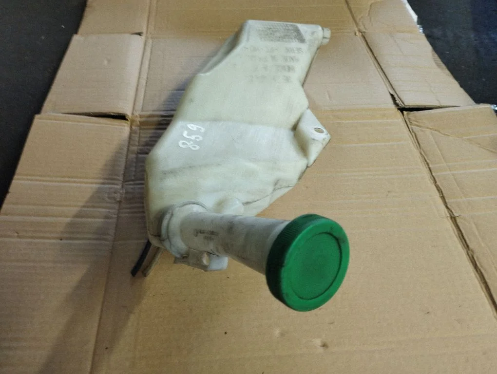 Logu mazgāšanas šķidruma tvertne 9628747480