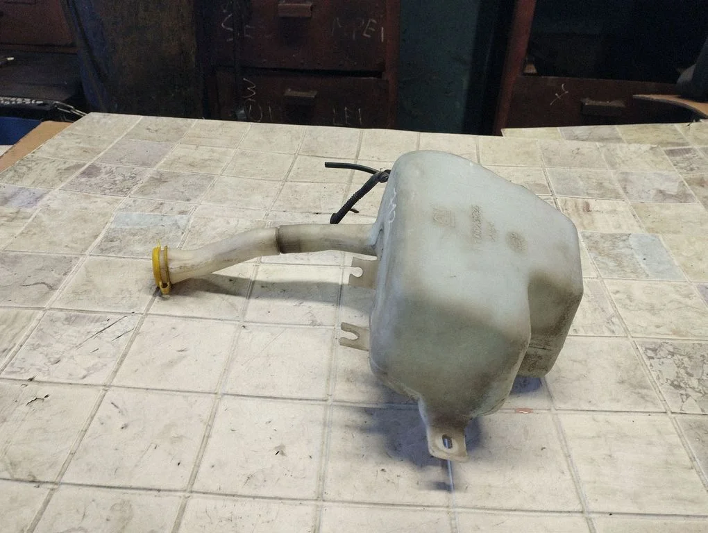 Windshield washer fluid reservoir/tank – Opel Vectra B (1996-2002)