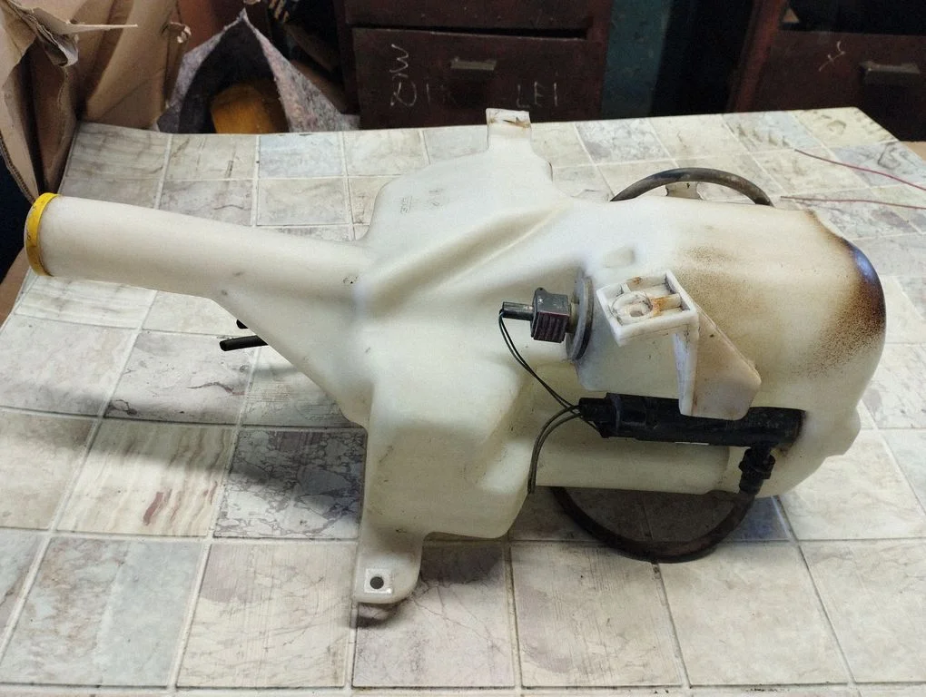 Windshield washer fluid reservoir/tank – Saab 9-5 (1998-2005)