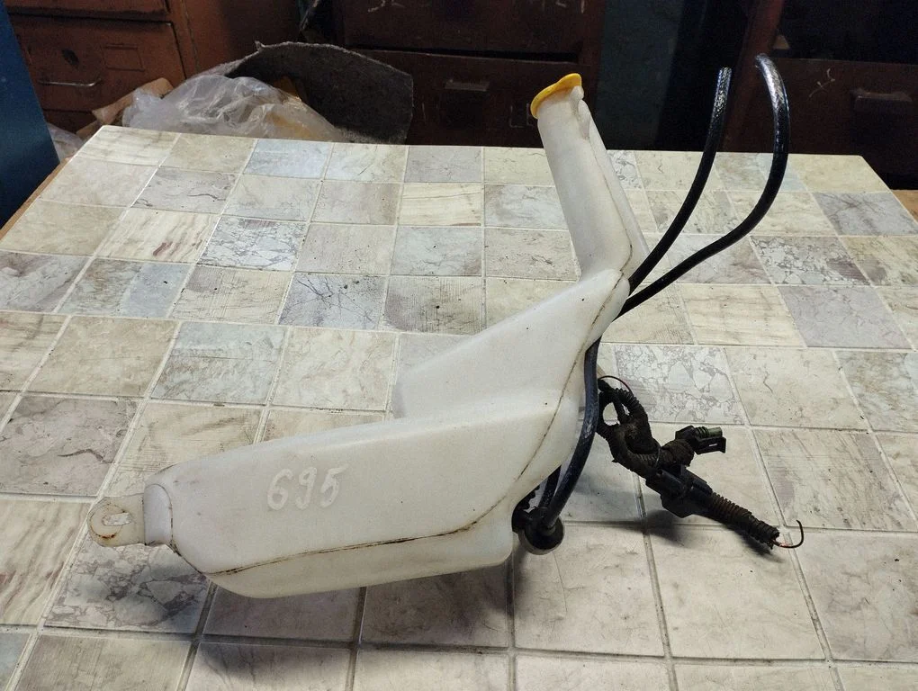 Windshield washer fluid reservoir/tank