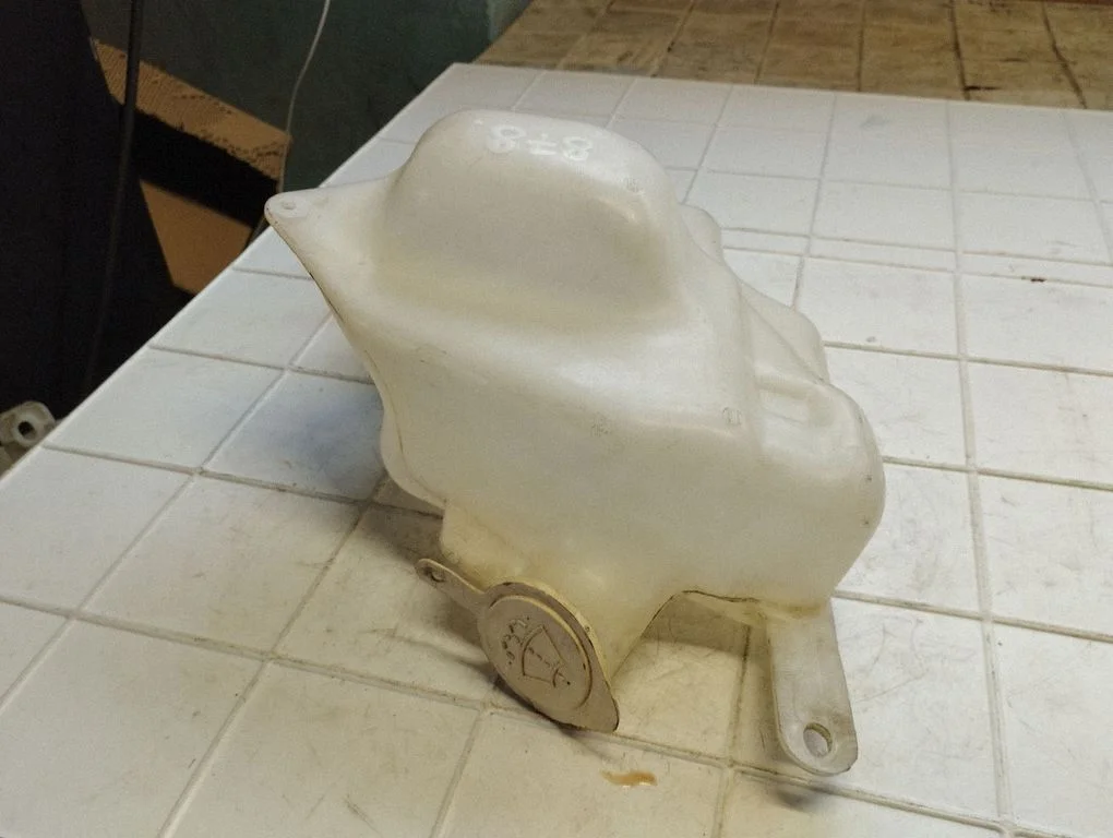 Windshield washer fluid reservoir/tank 289109C000