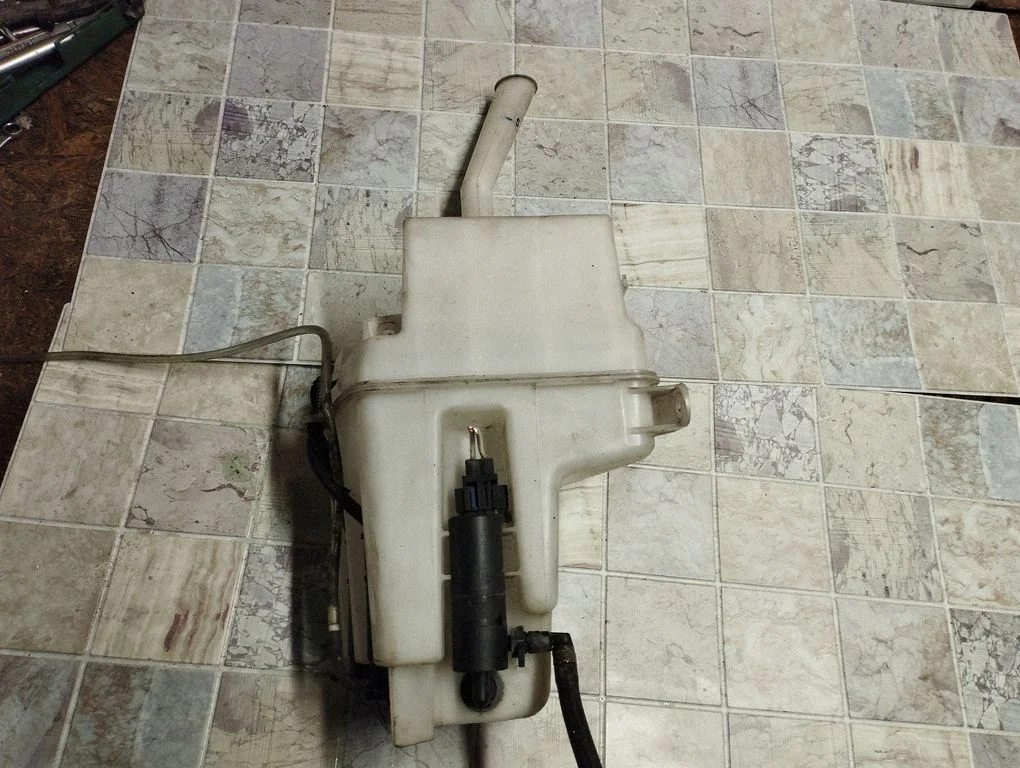 Windshield washer fluid reservoir/tank – Toyota Corolla Verso E121 (2001-2004)