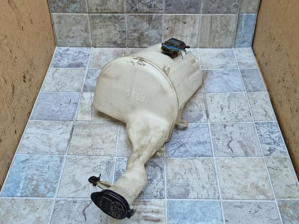Zbiorniczek spryskiwacza – Toyota Yaris Verso (1999-2005)