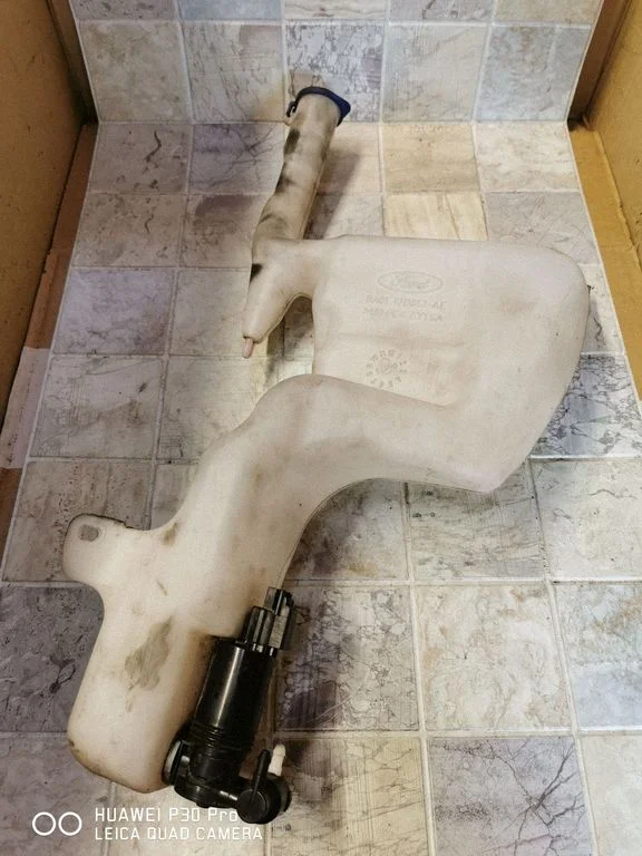 Windshield washer fluid reservoir/tank 8A6117B613