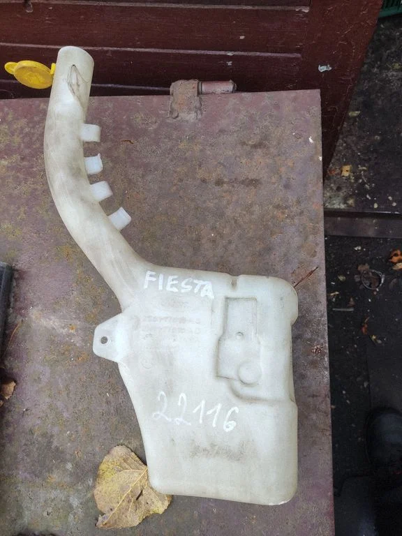 Klaasipesuvedeliku paak – Ford Fiesta (2002-2005)