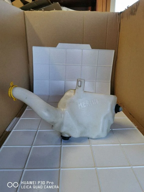 Windshield washer fluid reservoir/tank 93323649