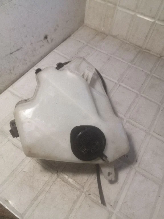 Windshield washer fluid reservoir/tank – Toyota Prius (XW20) (2003-2009)