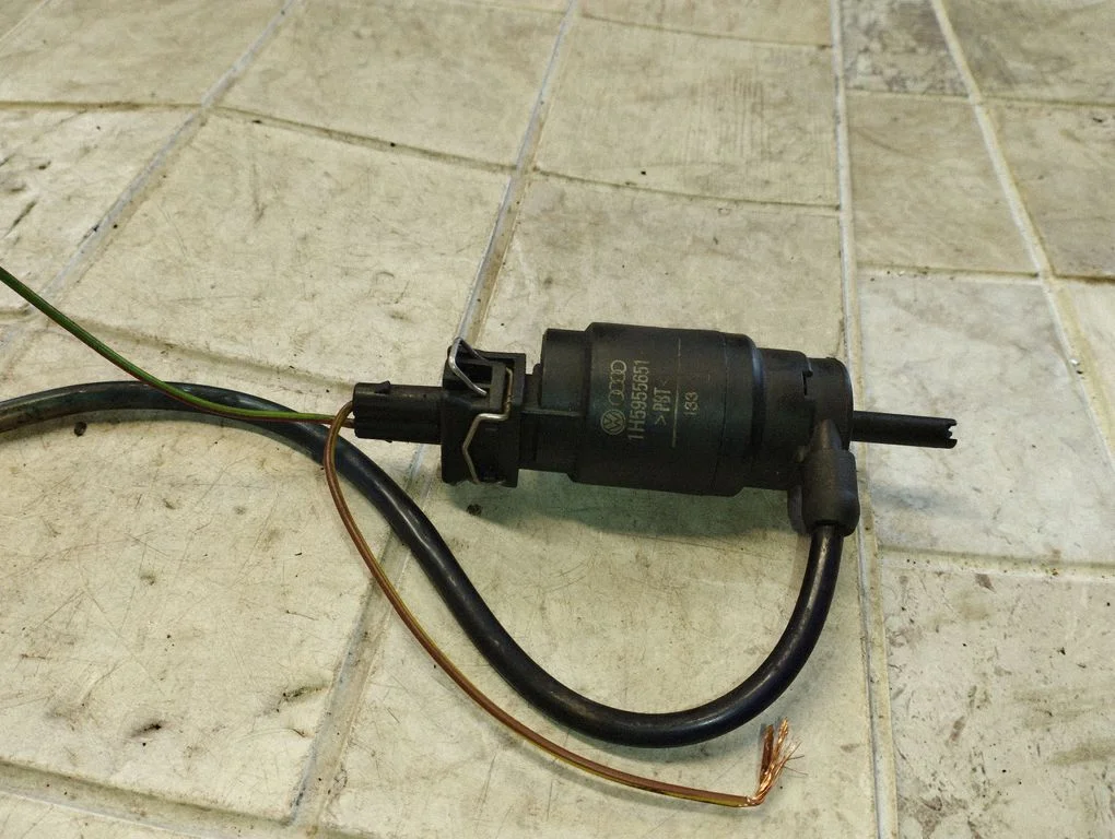 Klaasipesuvedeliku pump (klaaside) – Volkswagen Passat B4 (1994-1996)