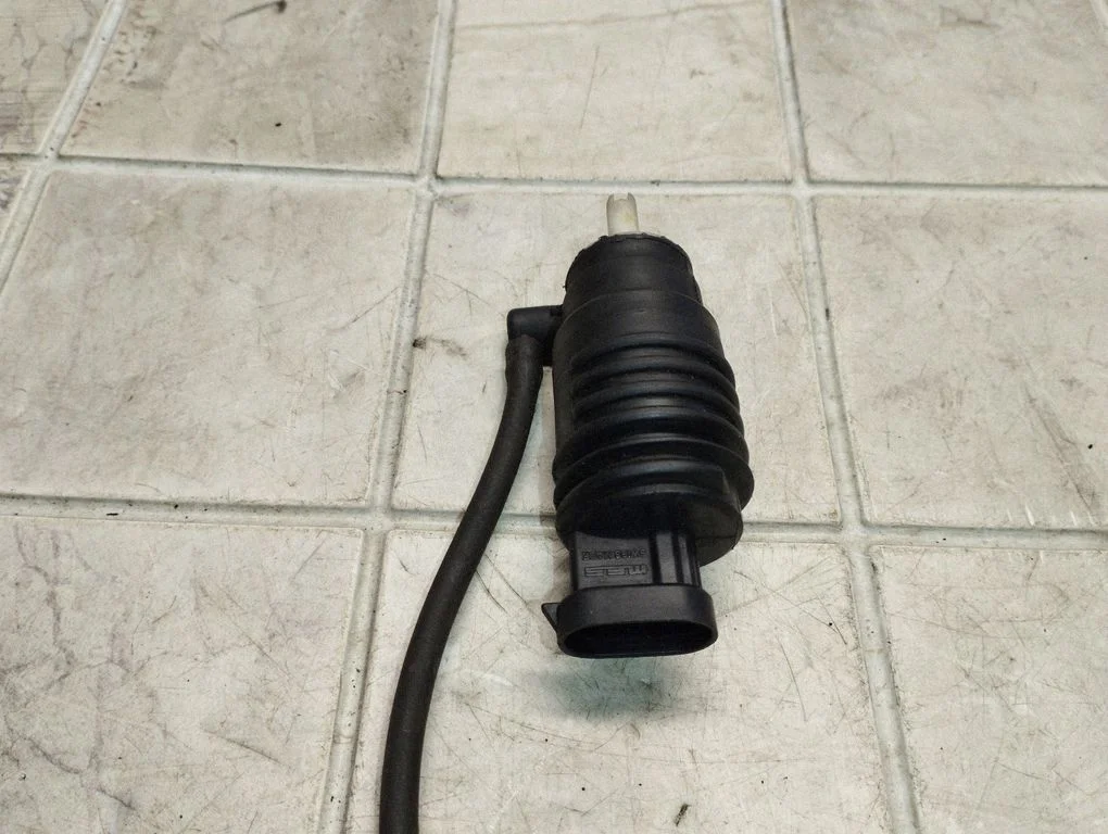 Windscreen/windshield washer pump – Renault Espace II (1991-1997)