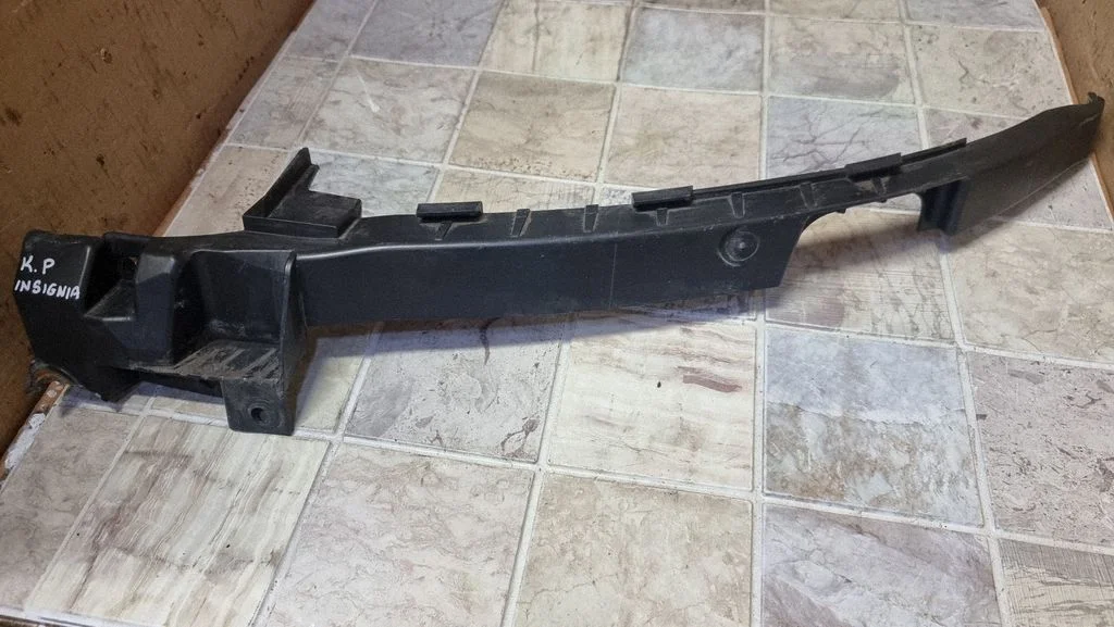 Headlight/headlamp mounting bracket 13250570
