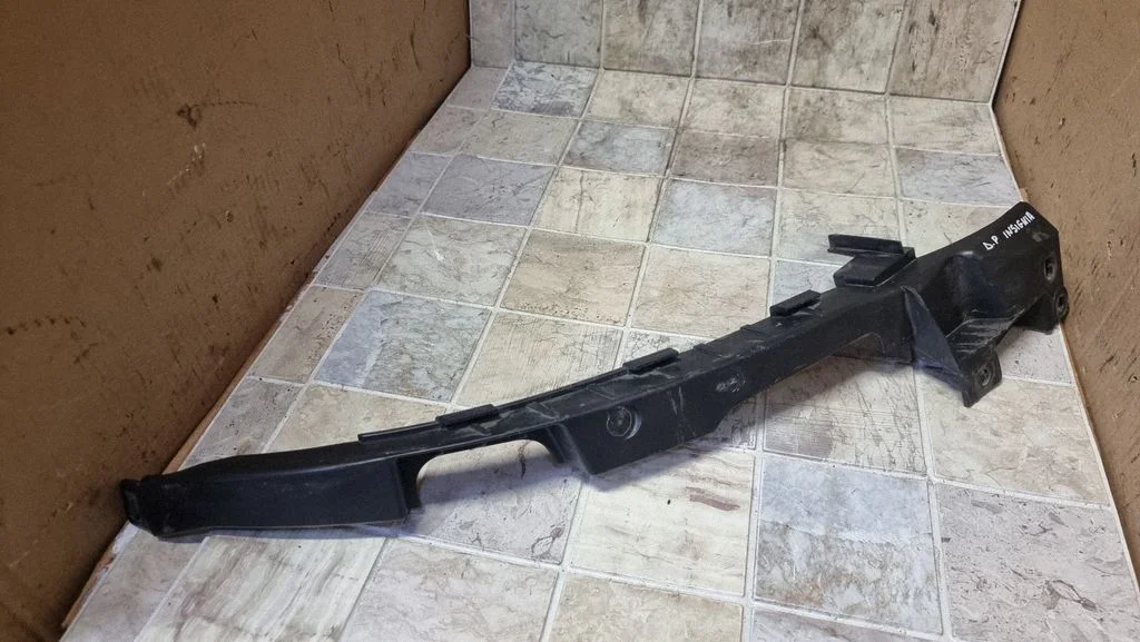 Headlight/headlamp mounting bracket 13250571