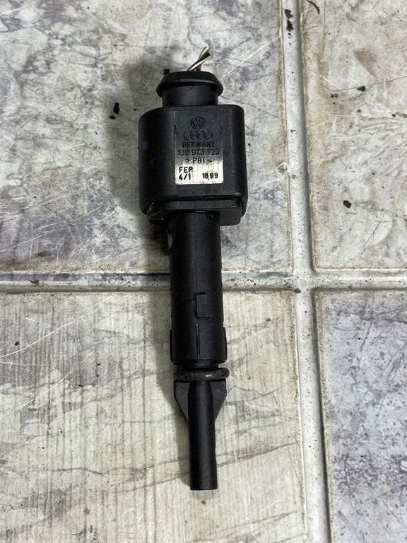 Logu mazgāšanas šķidruma sūknis (stiklu) 1J0973722