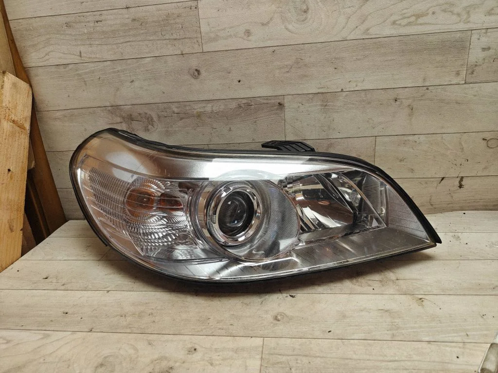 Headlight/headlamp – right