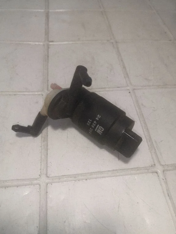 Windscreen/windshield washer pump – Opel Meriva A (2003-2010)