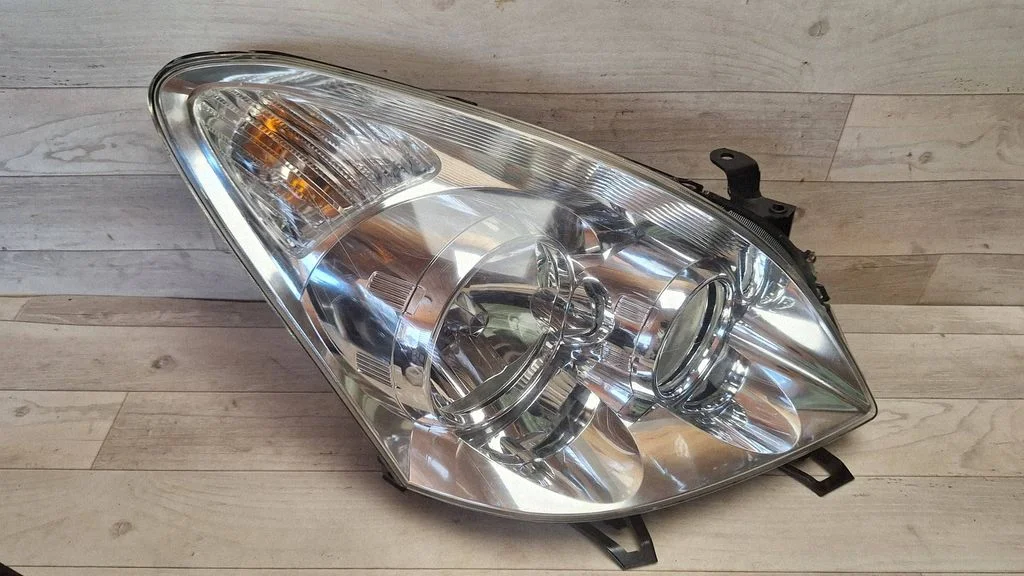 Headlight/headlamp – front right