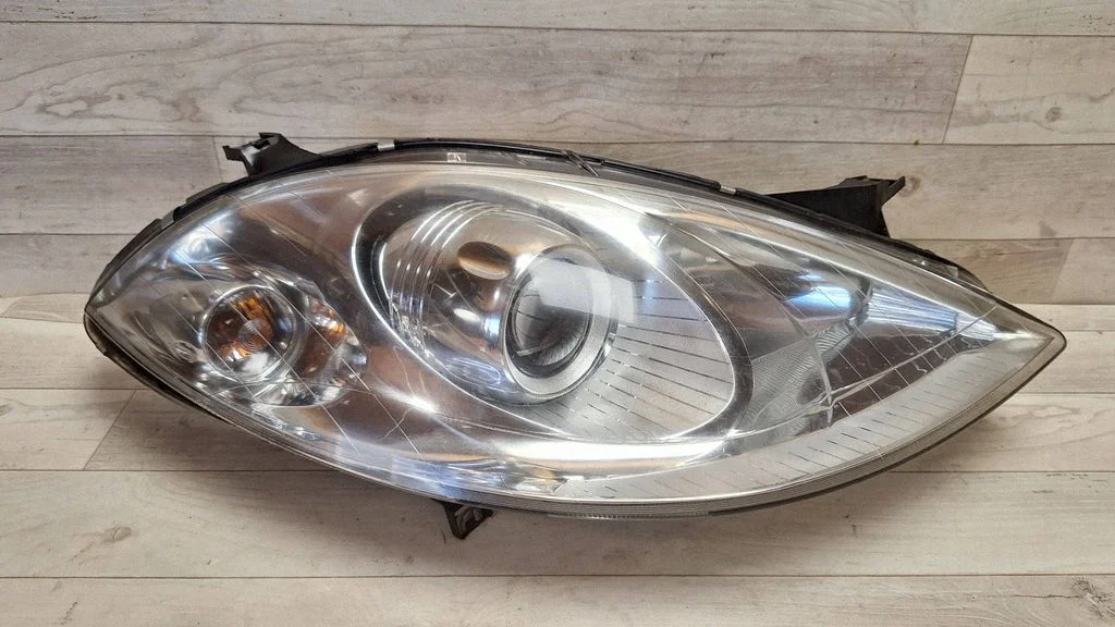 Headlight/headlamp – front right