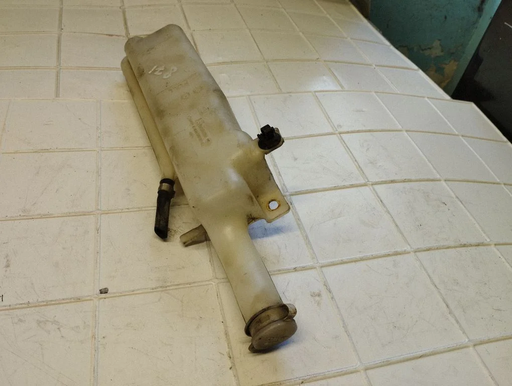 Windshield washer fluid reservoir/tank MN130400
