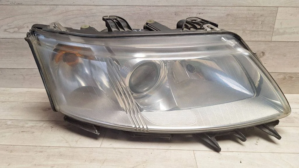 Headlight/headlamp – front right