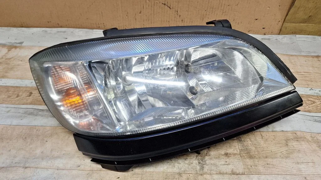 Headlight/headlamp – front right