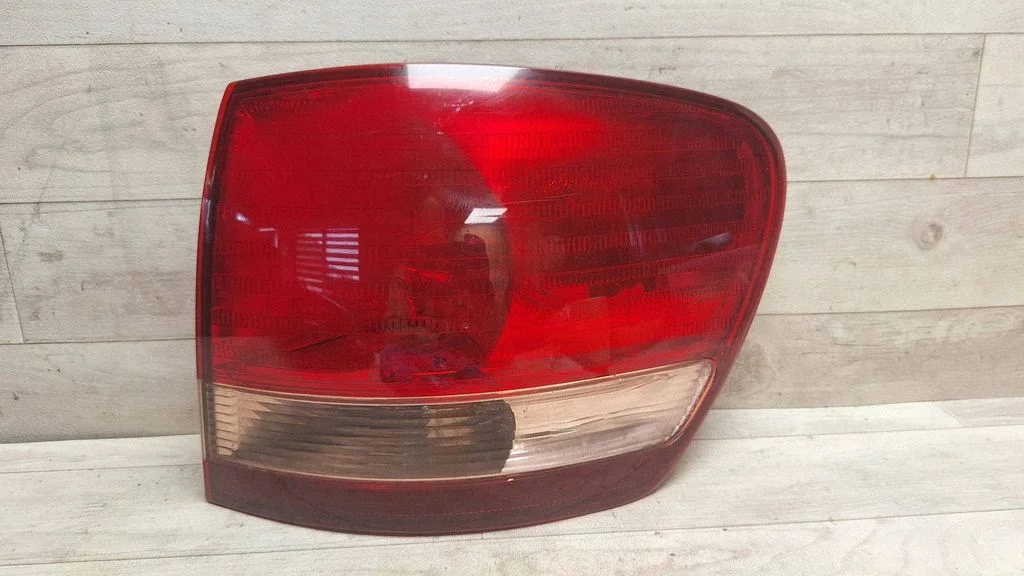 Lampa tylna w błotniku – Toyota Avensis T250 (2003-2006)
