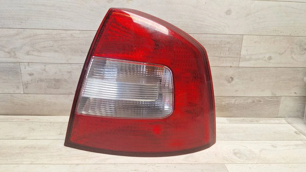 Lampa tylna w błotniku 1Z5945096B