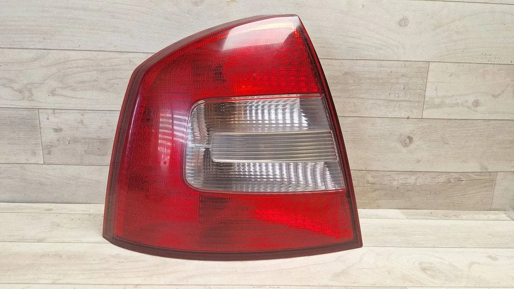 Lampa tylna w błotniku 1Z5945095B