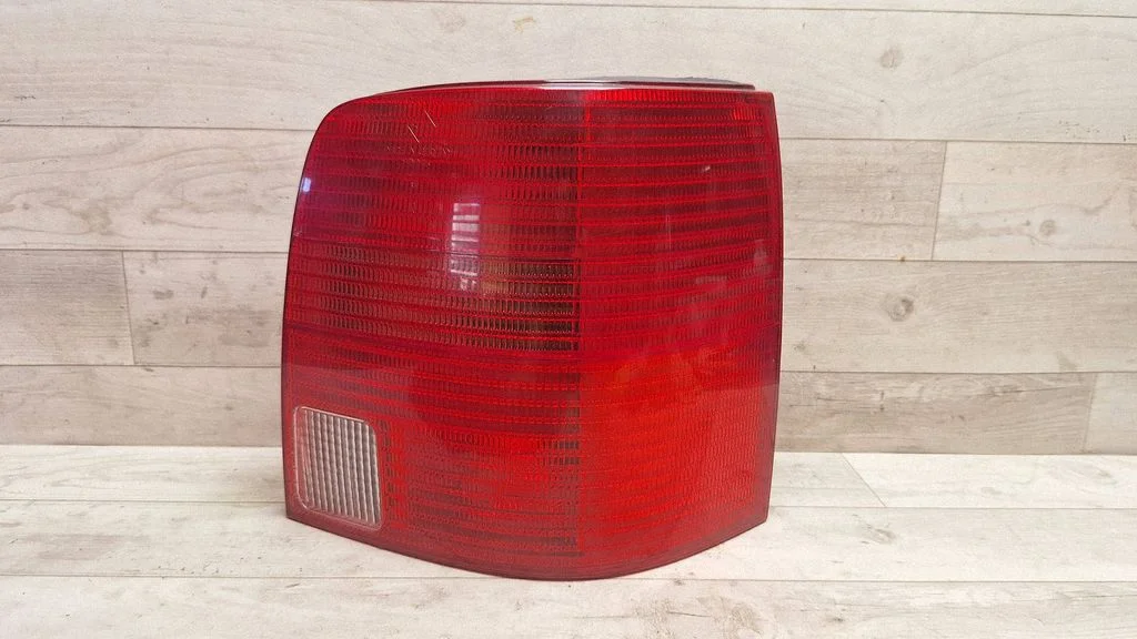 Lampa tylna w błotniku – lewy tył