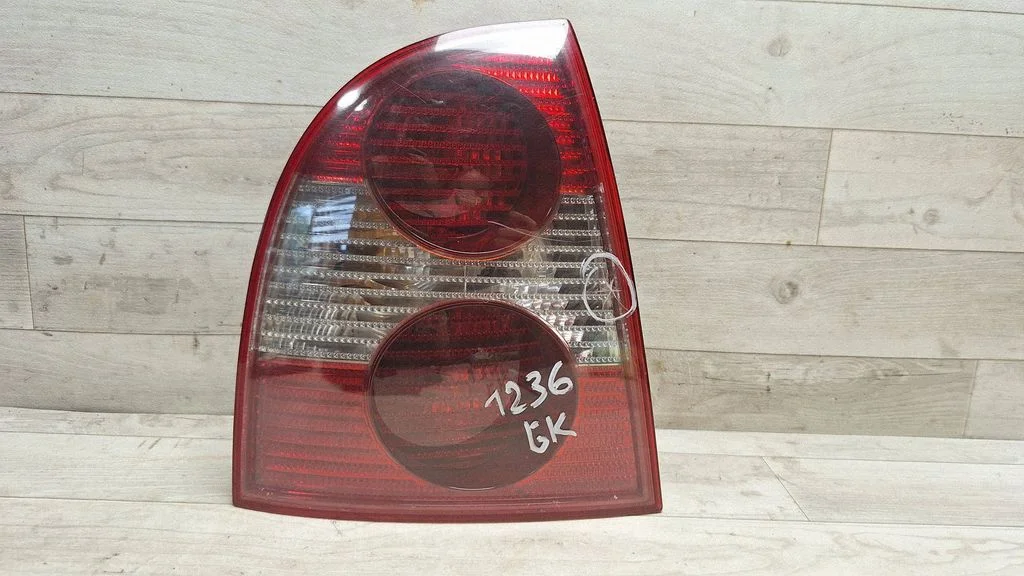 Lampa tylna w błotniku – lewy tył