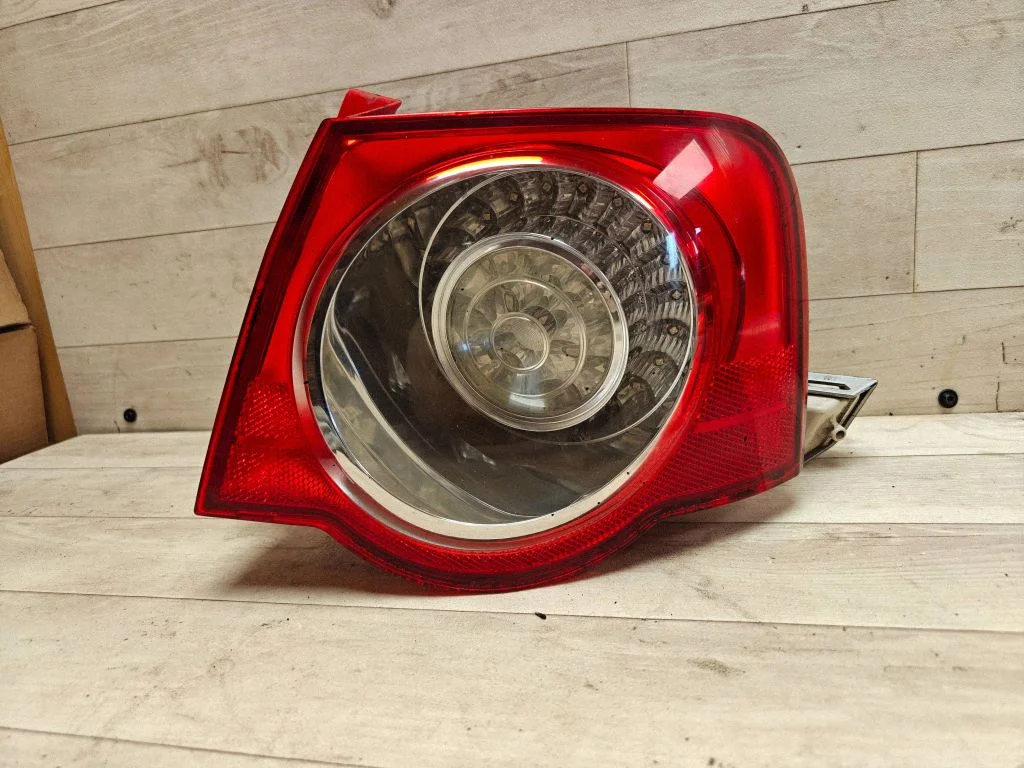 Lampa tylna w błotniku 3C5945095C