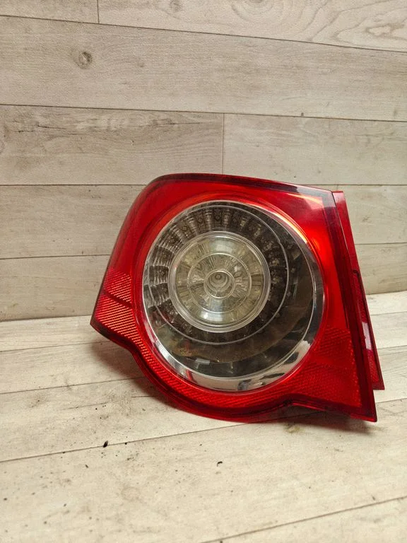 Lampa tylna w błotniku 3C5945075C