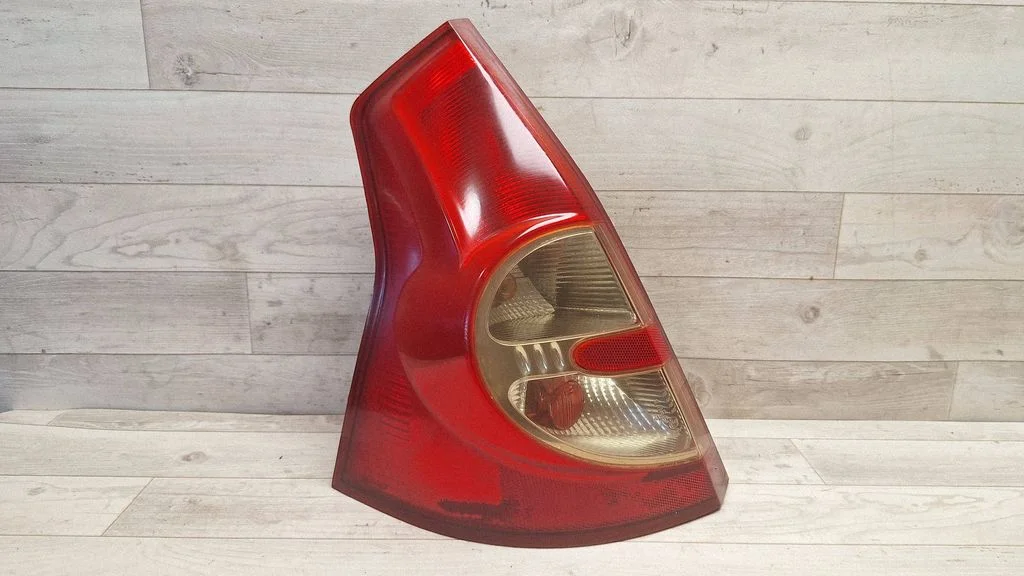 Lampa tylna w błotniku – Dacia Sandero (2008-2012), lewy tył