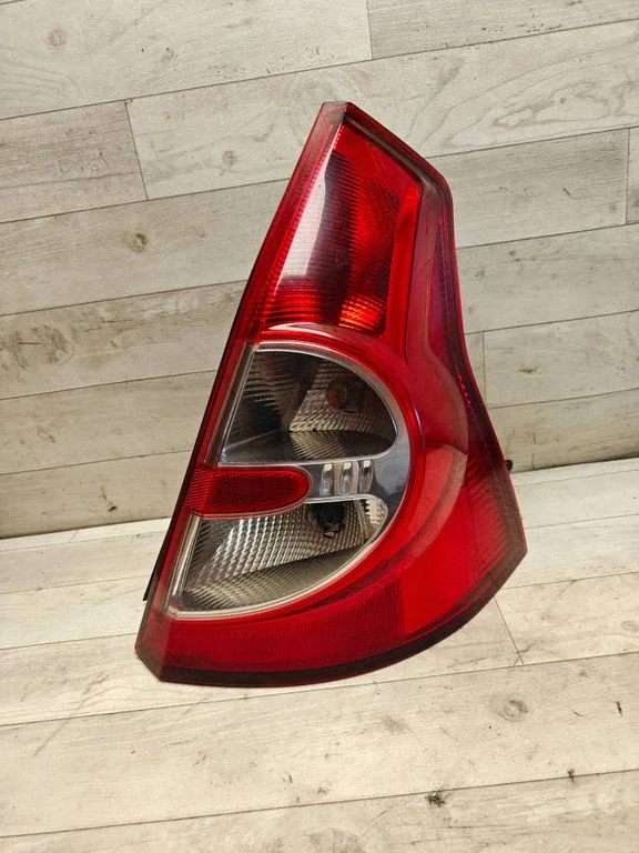 Lampa tylna w błotniku 62421002 – Dacia Sandero (2008-2012)