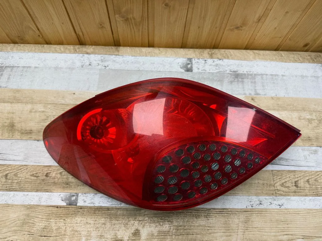Lampa tylna w błotniku – Peugeot 207 (2006-2013)