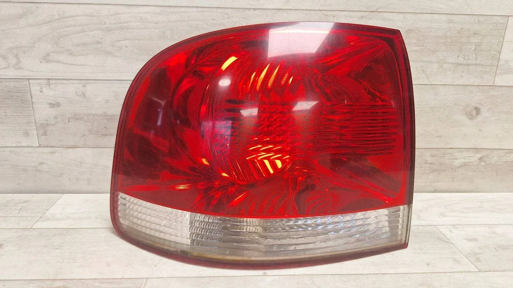 Lampa tylna w błotniku 7L6945095K