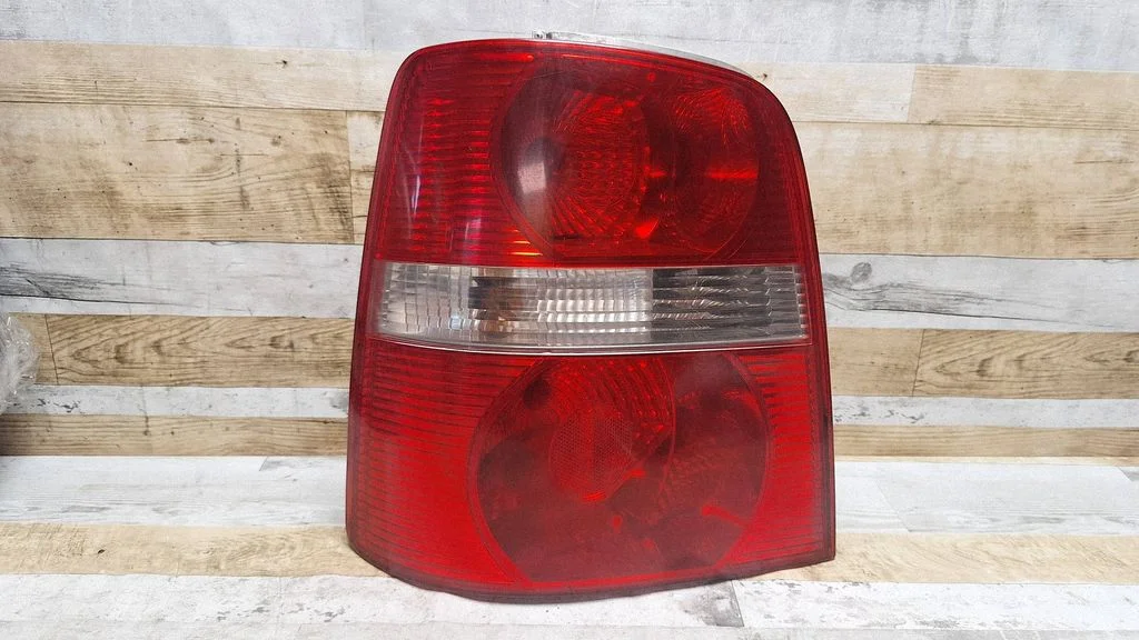 Aizmugurējais lukturis virsbūvē – Volkswagen Touran I (2003-2010)