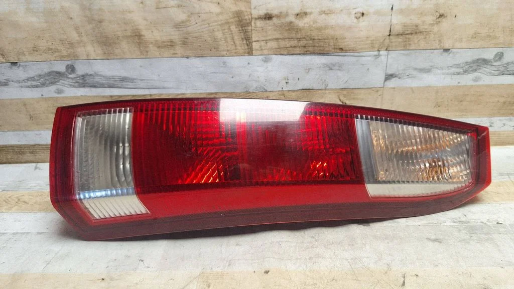 Lampa tylna w błotniku 13203392