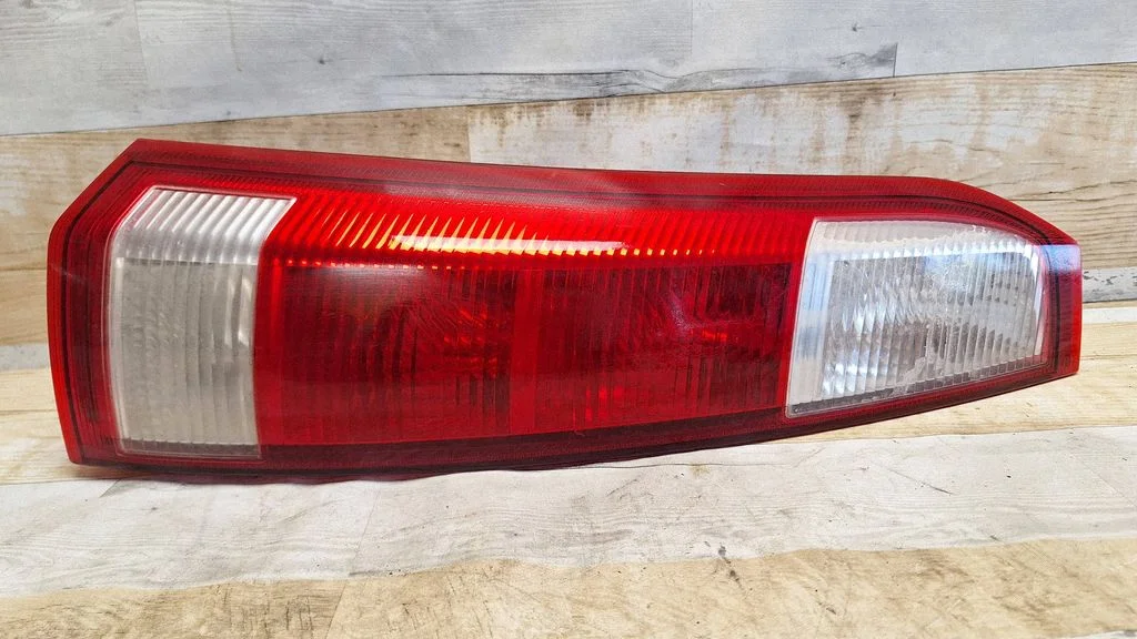 Lampa tylna w błotniku 010200