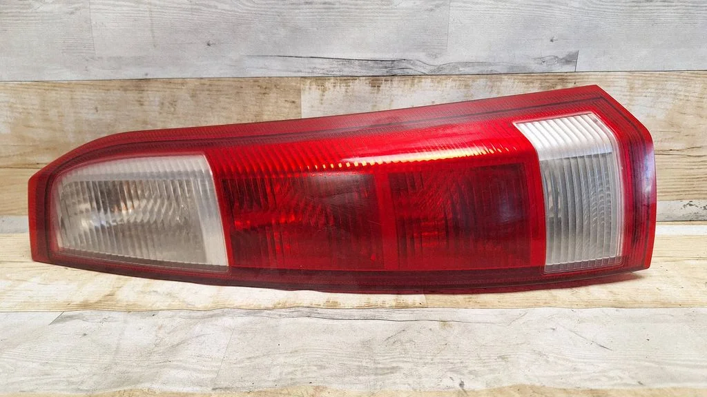 Lampa tylna w błotniku 010200