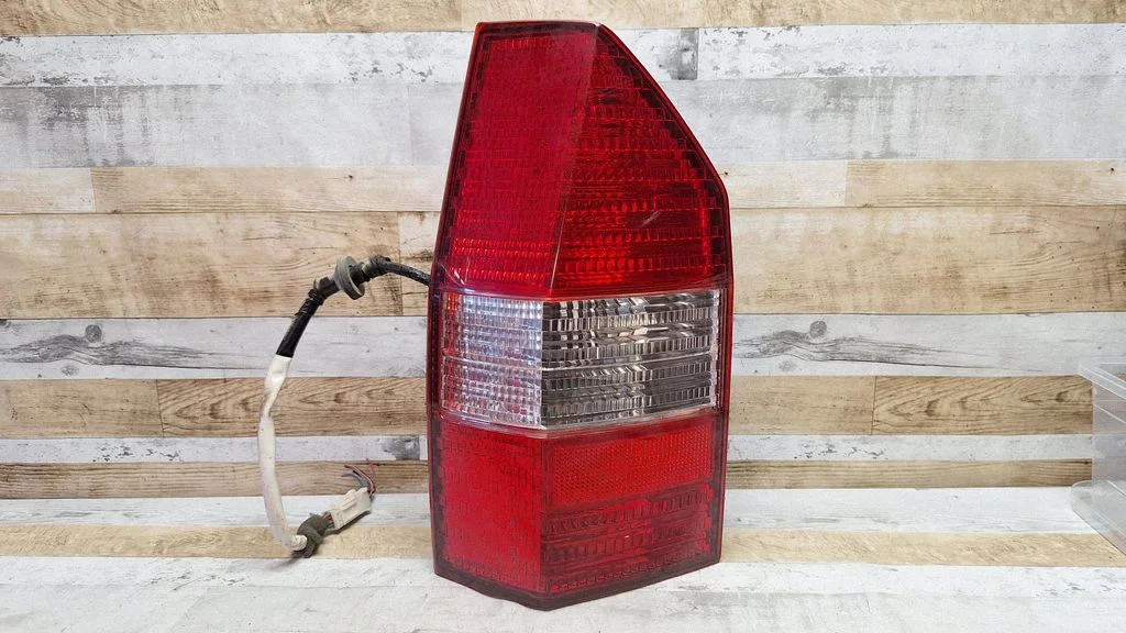 Lampa tylna w błotniku – lewy tył