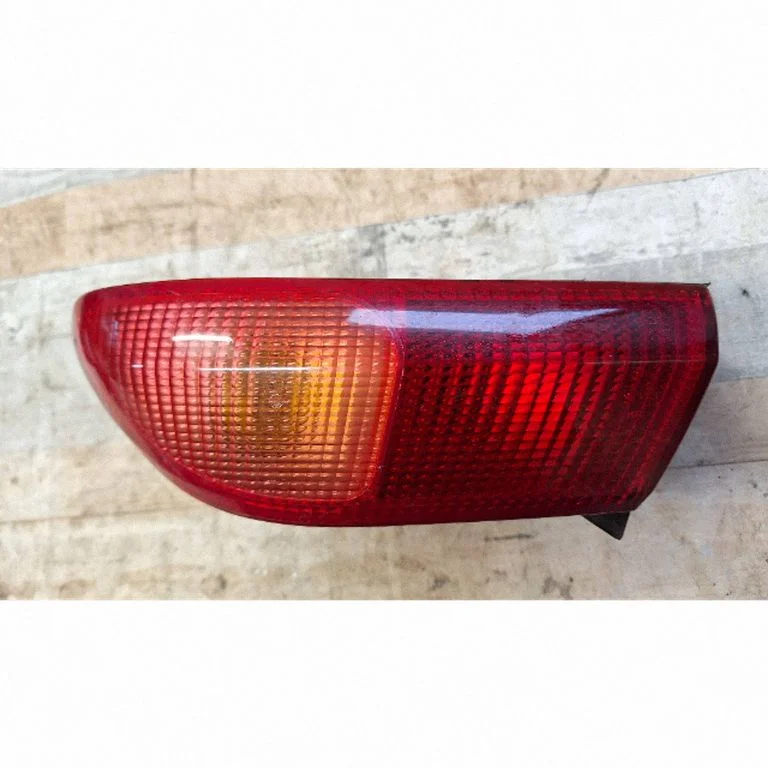 Rear/tail lights – right